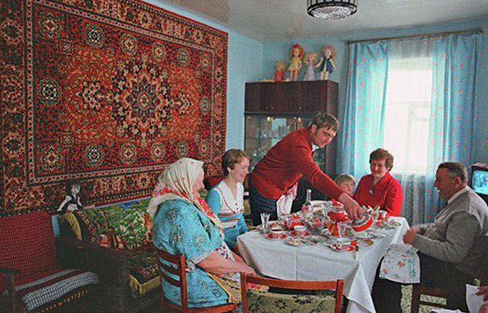 Большой ковер в квартире - символ достатка в семье.