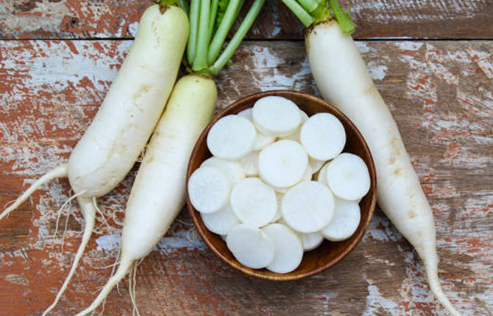 У дайкона съедобны все части растения. У дайкона съедобны все части растения.