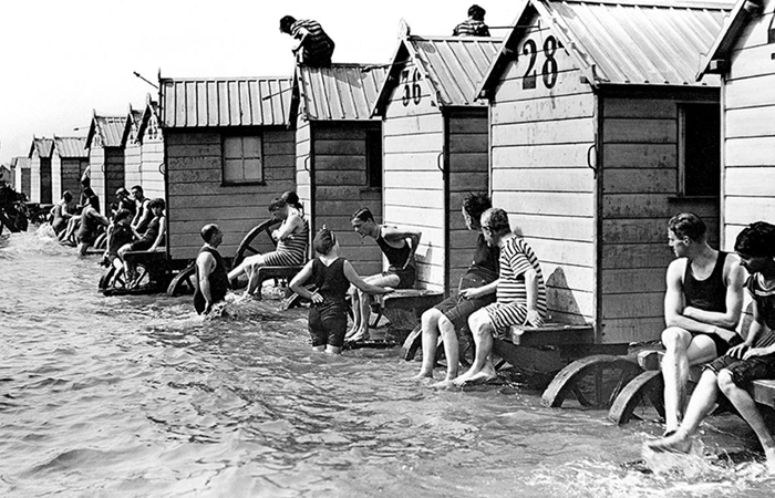 Внутри кабинки располагалось две лавочки и шкаф для хранения вещей.