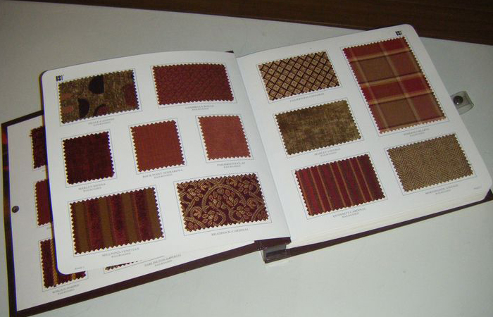 Лоскутки от дорогих вещей можно хранить в удобном органайзере.