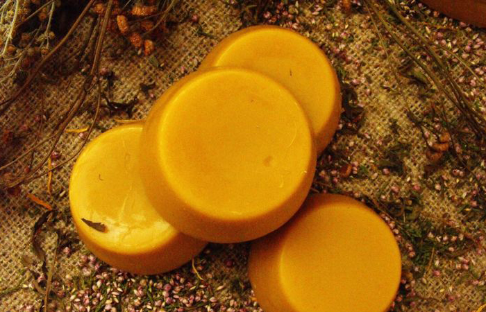 Пираты хранили пчелиный воск прямо в серьгах. Пираты хранили пчелиный воск прямо в серьгах.