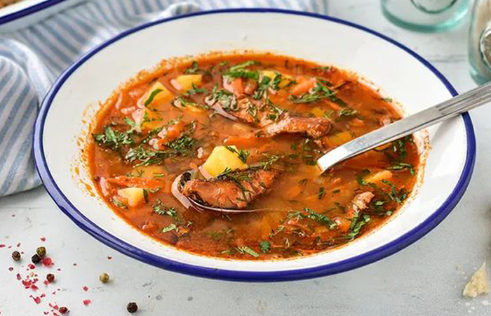 Суп из кильки получался очень ароматным - на запах сбегались все соседи.