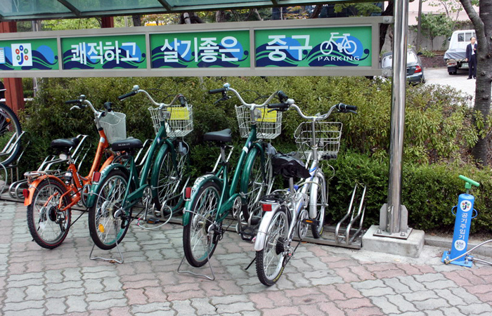 Кореянки ежедневно катаются на велосипедах. / Фото: atsman.livejournal.com Кореянки ежедневно катаются на велосипедах. / Фото: atsman.livejournal.com