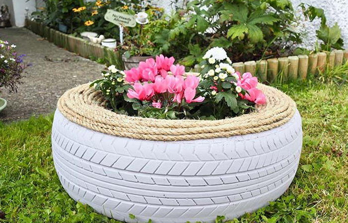 Пик популярности клумб из шин пришелся на 20 век.
