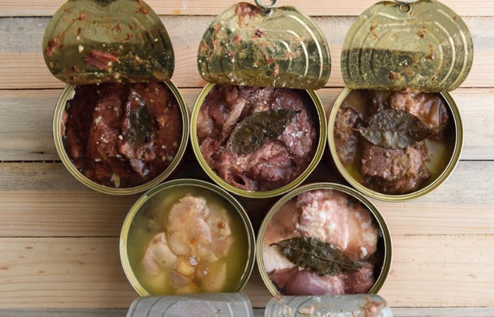 Консервированные продукты экономили время на приготовлении.