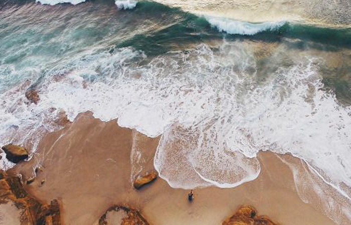 В моря соль поступает из рек, а в реки из грунта с дождями. В моря соль поступает из рек, а в реки из грунта с дождями.