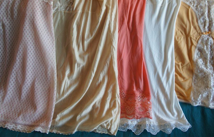 Импортные комбинации отличались роскошной отделкой - рюшами, кружевом и вышивкой. Импортные комбинации отличались роскошной отделкой - рюшами, кружевом и вышивкой.