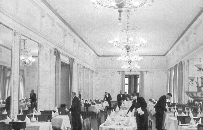 Торт подавали в ресторане на Арбате.