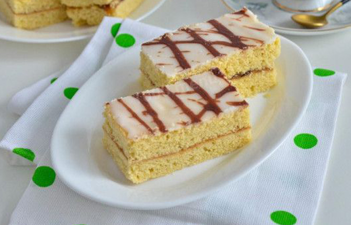 Пирожное готовили из песочного теста с начинкой из повидла. Пирожное готовили из песочного теста с начинкой из повидла.