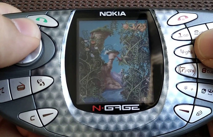 Телефон был похож на игровую консоль.