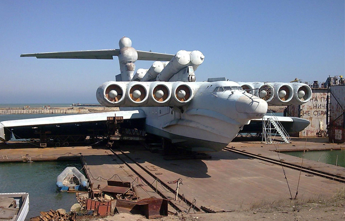 Машина была похожа на самолет и корабль. Машина была похожа на самолет и корабль.