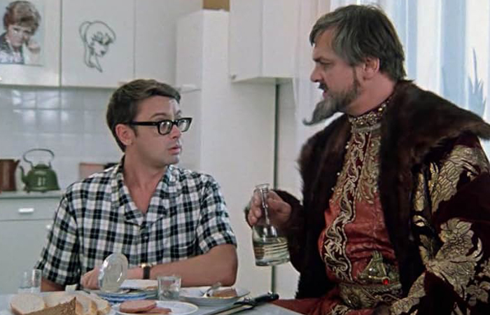 Бутерброды с килькой легко приготовить дома. Бутерброды с килькой легко приготовить дома.