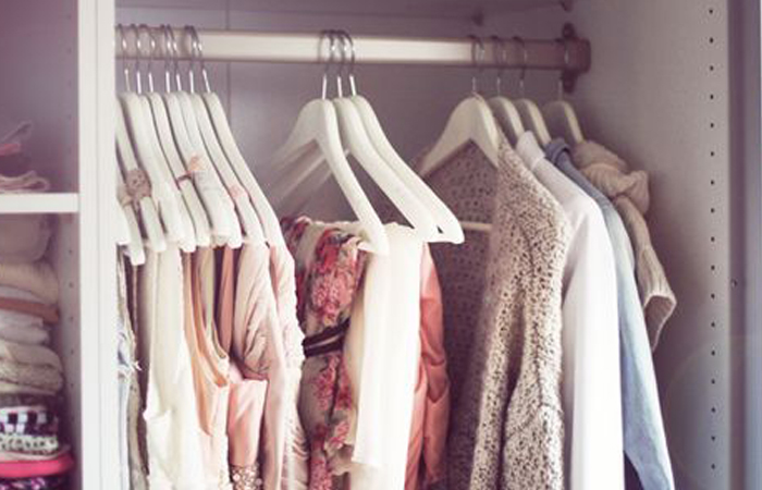 На кусочке ткани можно проверить воздействие пятновыводителя.