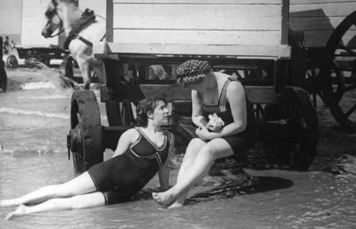 Существует теория, что англичане любили купаться без одежды.