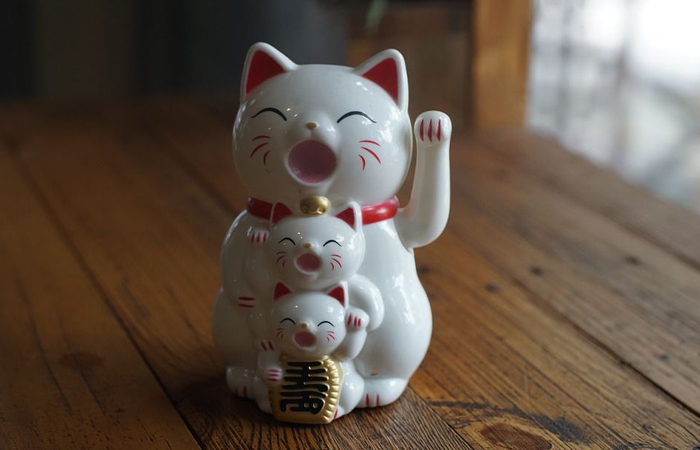 Поднятая лапка притягивает удачу и богатство.