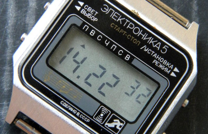 В 70-х годах появились первых электронные часы.