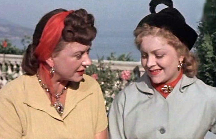 Фото: kino-teatr.ru / В театр советские граждане надевали самые лучшие наряды.