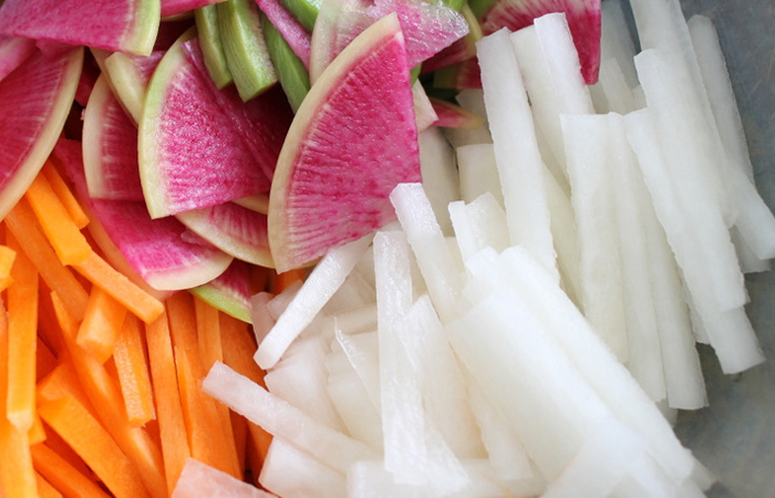 Дайкон может иметь разного цвета мякоть - розовую, белую, фиолетовую. Дайкон может иметь разного цвета мякоть - розовую, белую, фиолетовую.