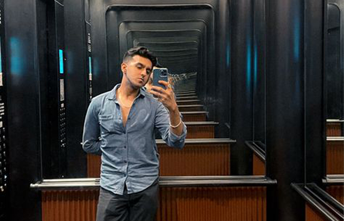 Зеркало в лифте помогает отвлечься...