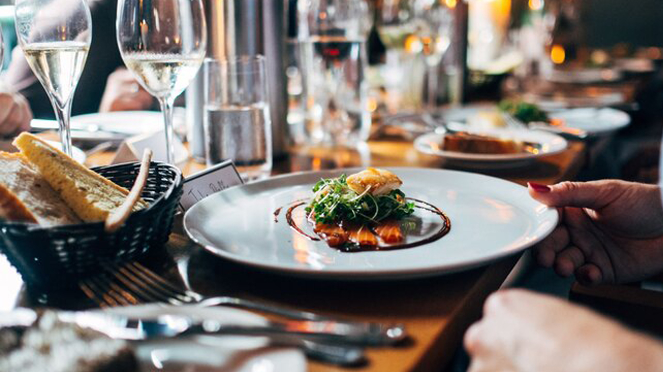 Несъедобные части кладут в верхней части тарелки. / Фото: myseldon.com Несъедобные части кладут в верхней части тарелки. / Фото: myseldon.com