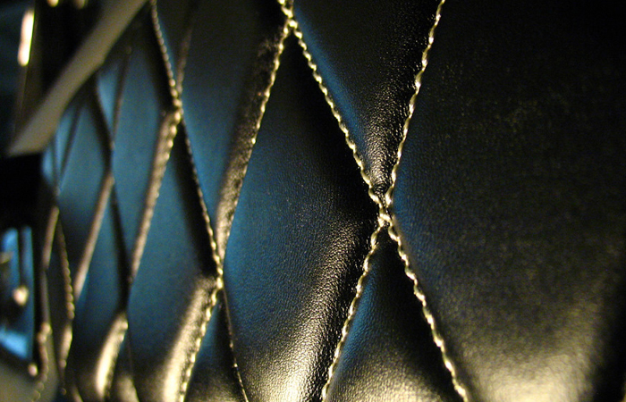 Дермантин улучшал тепло- и шумоизоляцию.