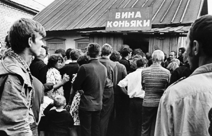 За неделю советские люди выкупили все напитки из магазинов.