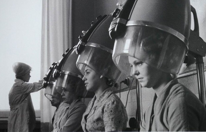 После сахарного сиропа волосы нужно было мыть, они слипались и становились твердыми.