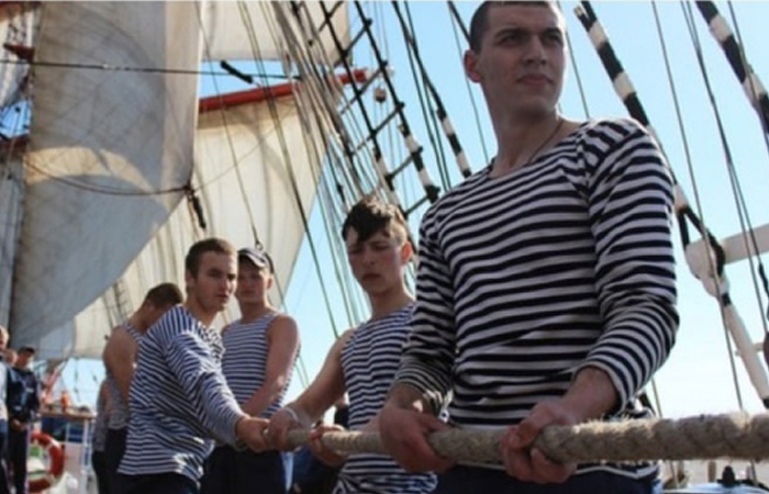 Синий цвет повторяет оттенки Андреевского флага.