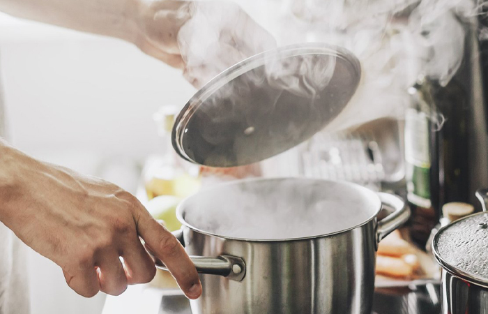 Стойкие пятна на рабочей одежде можно было легко удалить с помощью варки.