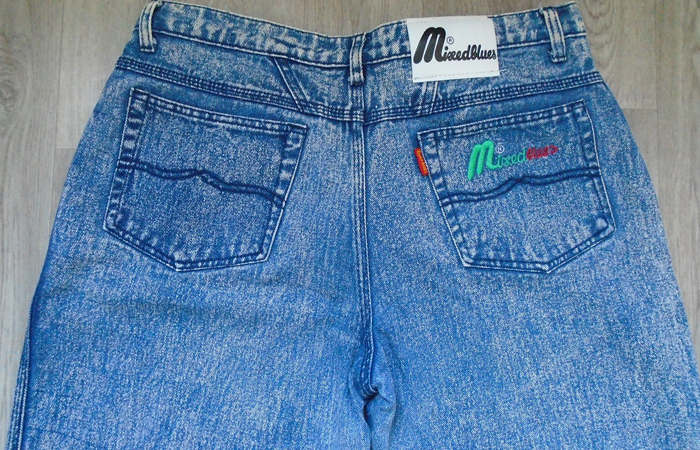 Джинсы считались модными, если на ткани были потертости.
