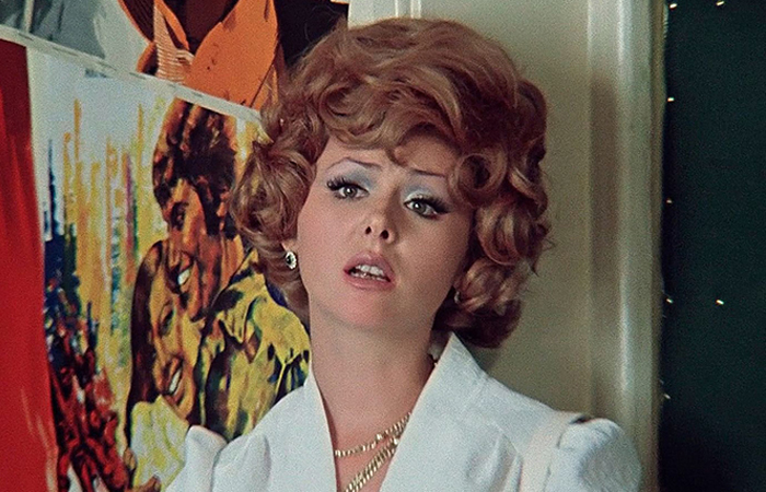 Советской твердой тушью можно было накрасить ресницы, подвести глаза и сделать тонкие стрелки.