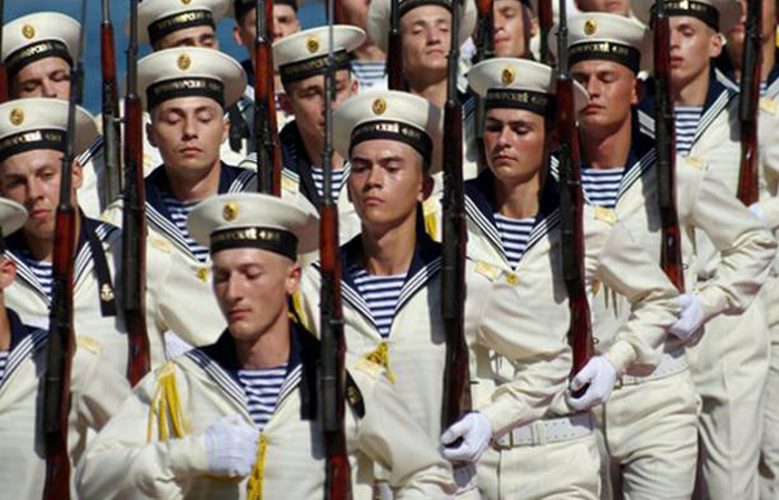 Полосатая тельняшка создает оптическую иллюзию.