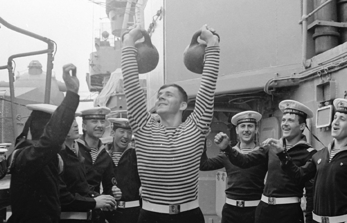 Почему моряки носят именно полосатый лонгслив?