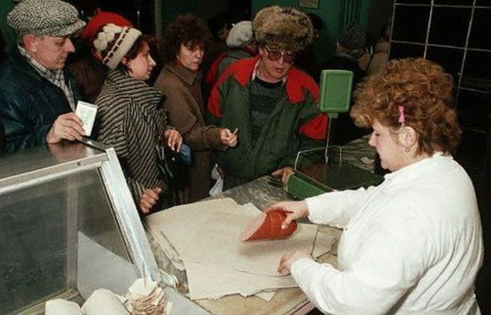 В коричневую бумагу упаковывали даже сыпучие продукты.