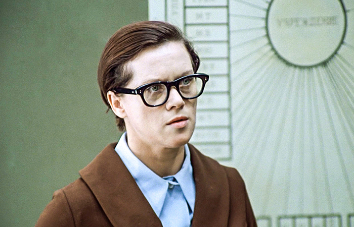 После выхода фильма очки в темной толстой оправе стали модными в ССС.