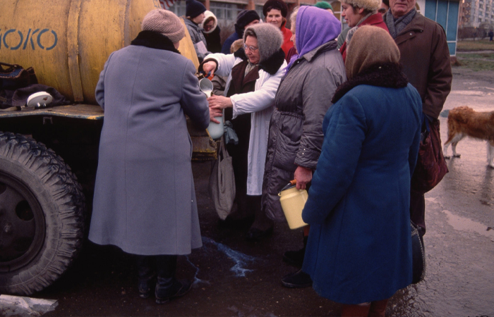 У каждой хозяйки было несколько бидонов для разных напитков.