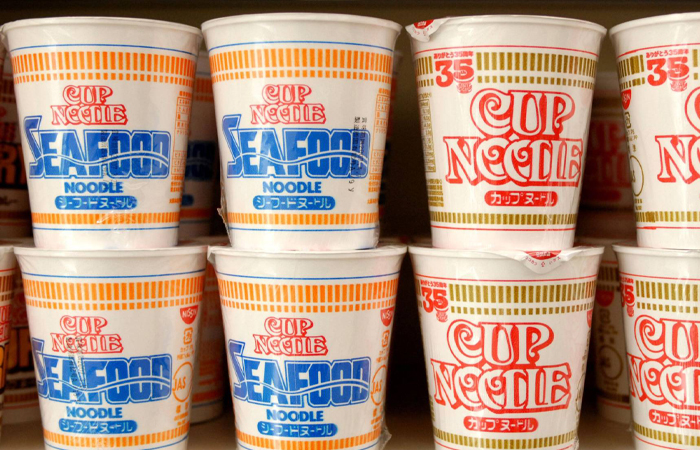 Лапшу можно было готовить прямо в стаканах, а затем и есть, и пить. / Фото: japantimes.co.jp 