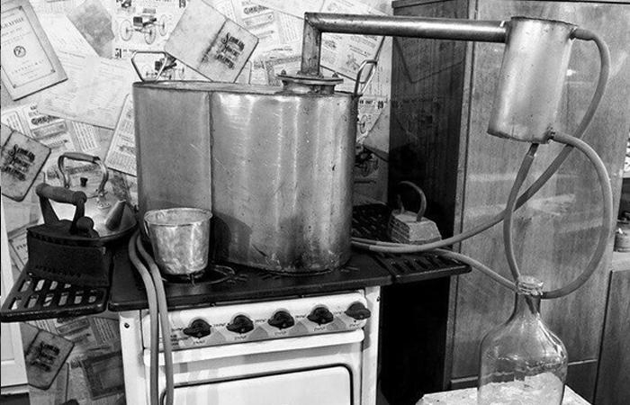 Граждане стали осваивать технику самогоноварения.