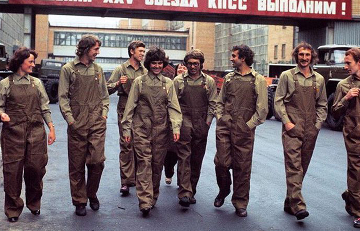 Знаменитости устраивались на работу, чтобы не привлекать внимания.