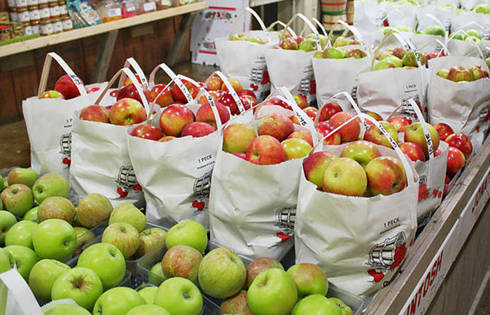 Жирная пленка хорошо смывается теплой водой с содой или лимонной кислотой.