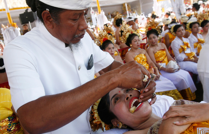 Подпиливать зубы могут только люди из особой касты. / Фото: kasheloff.ru 