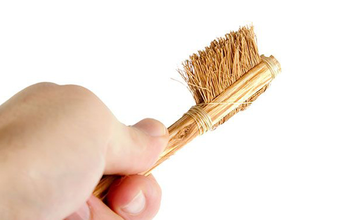 Зубные щетки в Средневековье были редкостью - их изготавливали из древесины и щетины. 