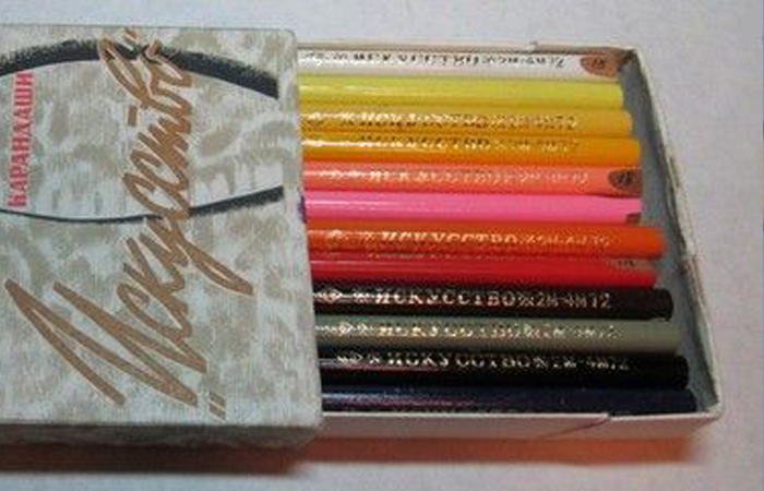 Стержни цветных карандашей слюнили, а затем наносили на кожу.