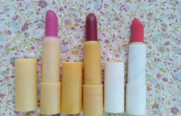 С помощью помады и вазелина можно было изготовить румяна.