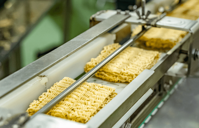 В России есть собственное производство лапши быстрого приготовления. / Фото: food.inmyroom.ru 