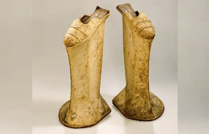 Лишь в 16 веке обувь на высоких каблуках вышла из моды.