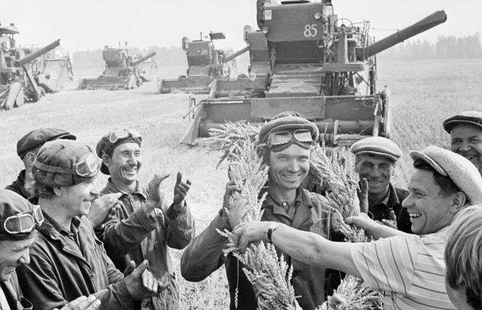 Колхозников называли главными кормильцами страны.