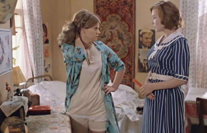 Комбинации защищали тело от натирания грубой ткани. Комбинации защищали тело от натирания грубой ткани.