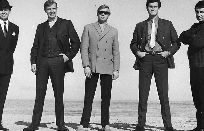 Модные брюки приходилось шить из старых.