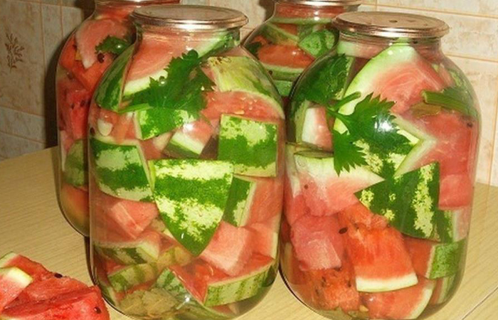 Соленые арбузы - уникальное блюдо: оно и десерт и закуска одновременно.